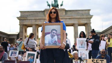 سوريون في برلين يعتصمون للمطالبة بالافراج عن المعتقلين (رويترز)