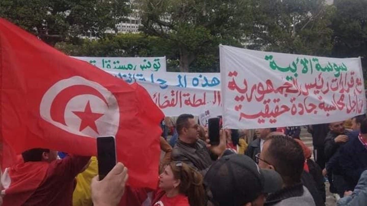 “تونس حرة والإخوان بره”.. مسيرات مؤيدة لقيس سعيّد