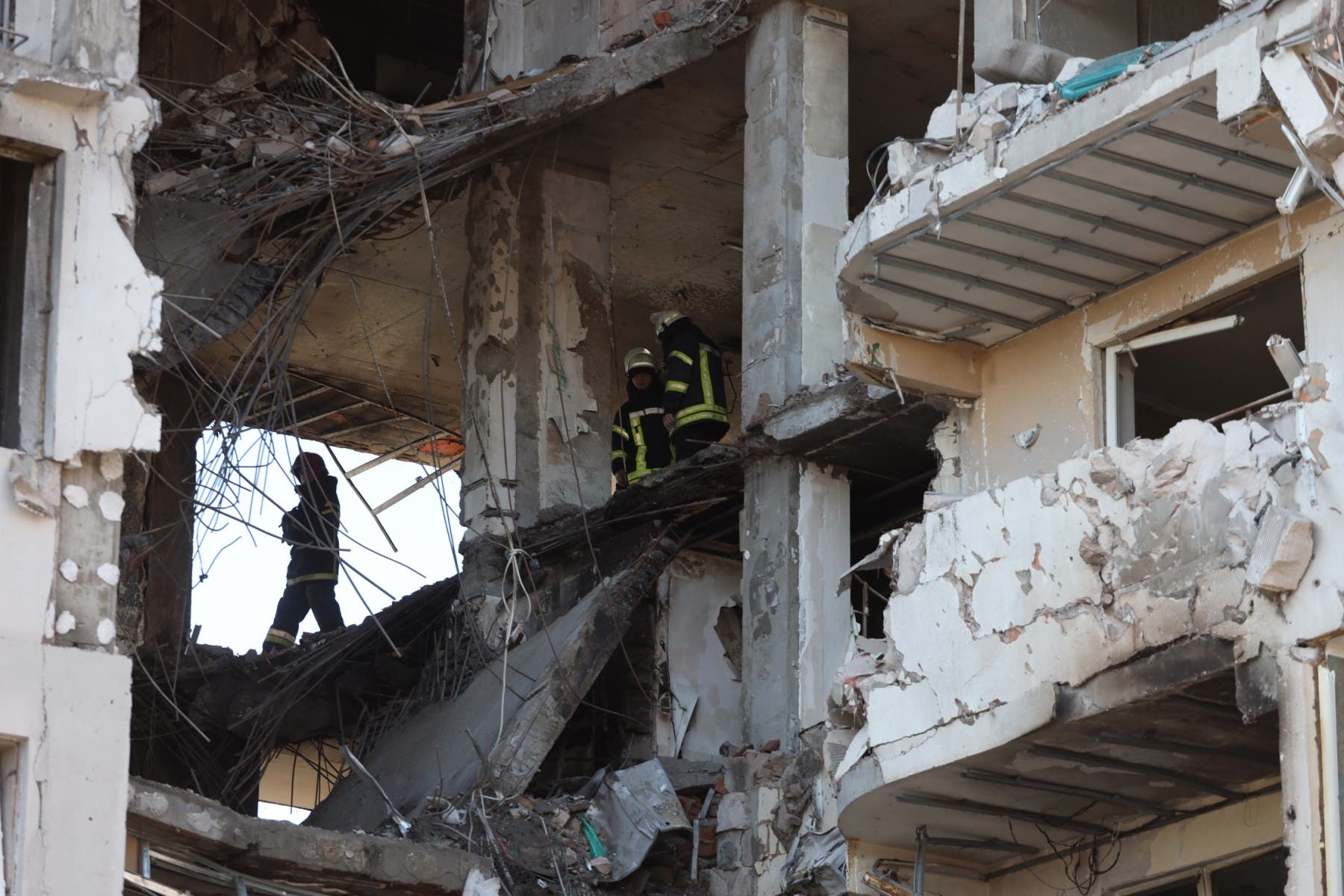 10 dead in a Russian air attack on an apartment building in Odessa, in Ukraine