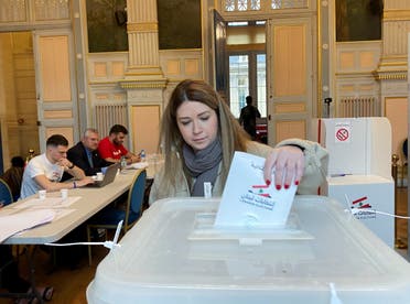 مركز اقتراع في باريس (رويترز)