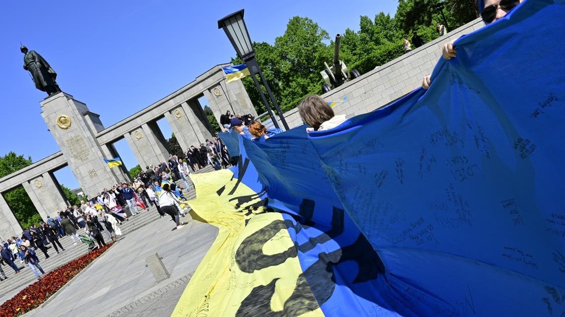 علم أوكراني ضخم في برلين (فرانس برس9
