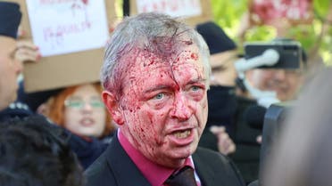 سفير روسيا لحظة الاعتداء عليه في بولندا - رويترز