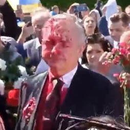 عقاب محرج.. شاهد كيف رُشق سفير روسيا في بولندا بطلاء أحمر