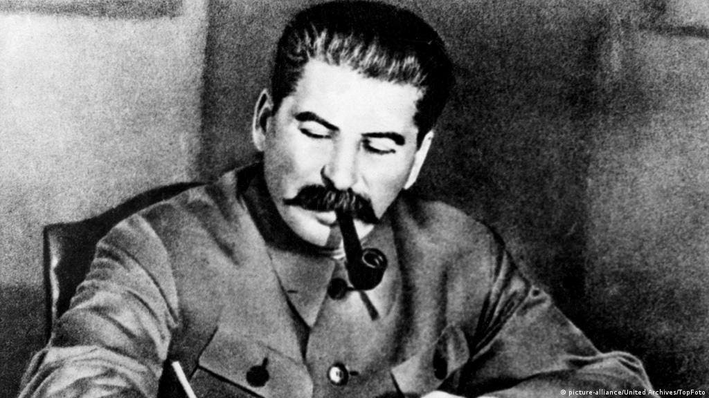 صورة لستالين وهو يدخن بمكتبه