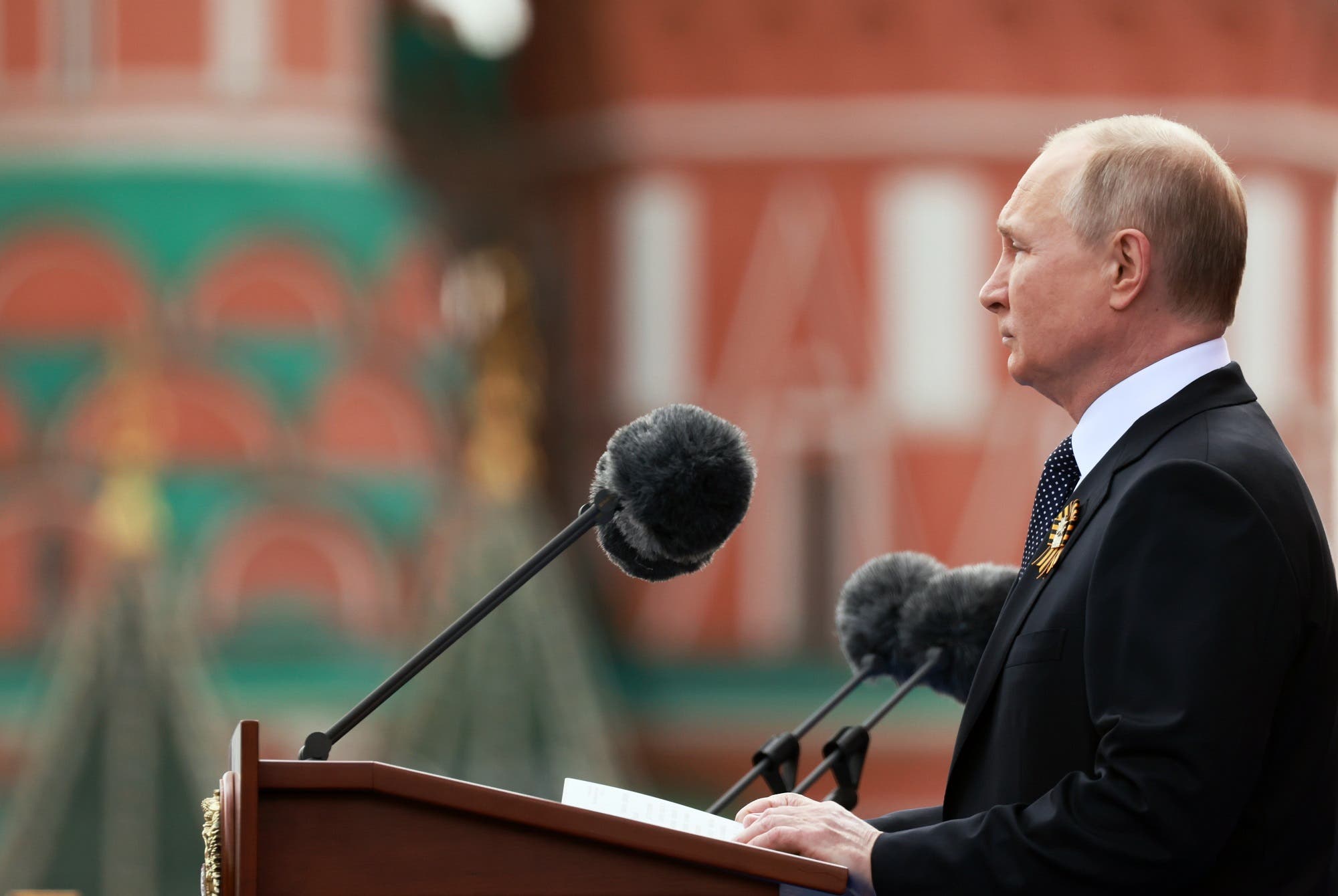 فلاديمير بوتين يلقي خطابه في بداية احتفالات يوم النصر (أ ف ب)