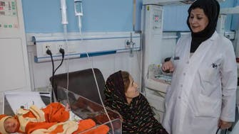 گاردین: پزشکان و پرستاران زن در افغانستان تحت فشار طالبان قرار دارند