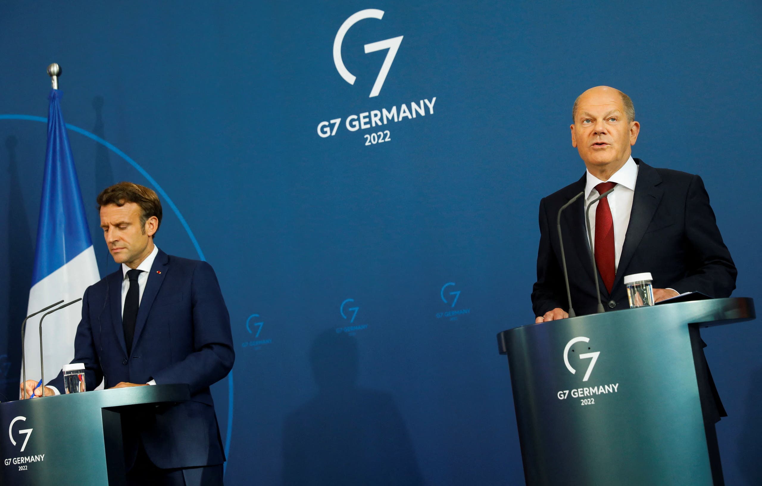     المستشار الألماني أولاف شولتز والرئيس الفرنسي ماكرون - رويترز