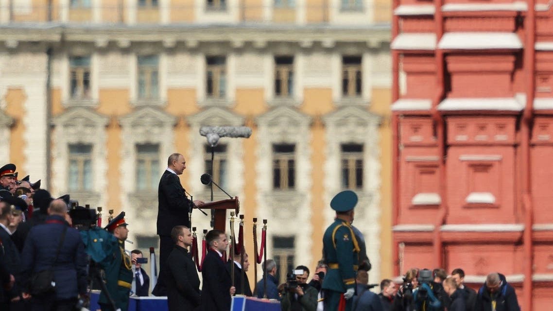 Le président russe Vladimir Poutine prononce un discours lors d'un défilé militaire le jour de la Victoire, qui marque le 77e anniversaire de la victoire sur l'Allemagne nazie pendant la Seconde Guerre mondiale, sur la Place Rouge, dans le centre de Moscou, en Russie, le 9 mai 2022. (Reuters)