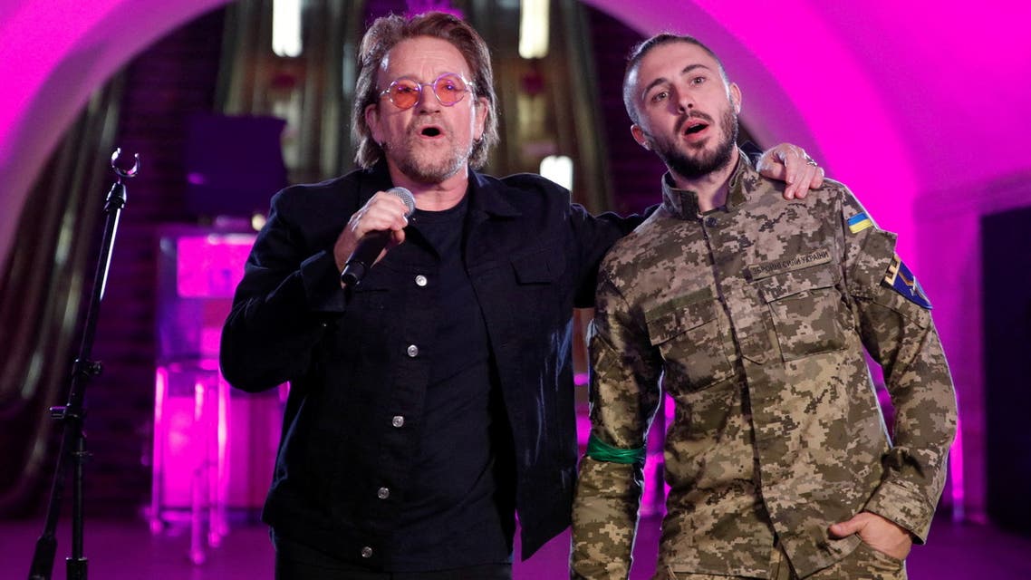 U2 rock band frontman Bono and Ukrainian serviceman, frontman of the Antytila band Taras Topolia sing during a performance for Ukrainian people inside a subway station, as Russia's attack on Ukraine continues, in Kyiv, Ukraine May 8, 2022. REUTERS/Valentyn Ogirenko TPX IMAGES OF THE DAY