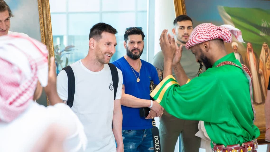 Lionel Messi being welcomed as he arrives in Saudi Arabia. (Twitter)
