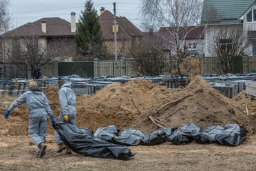 Forensic technicians carry pull the body of a civilian who Ukrainian officials say was killed during Russia’s invasion, then buried and exhumed from a mass grave in the town of Bucha, outside Kyiv, Ukraine April 13, 2022.(File photo: Reuters)