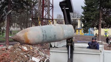 خبراء أوكرانيون يزيلون قنبلة روسية في تشيرنيهيف في أبريل الماضي 
