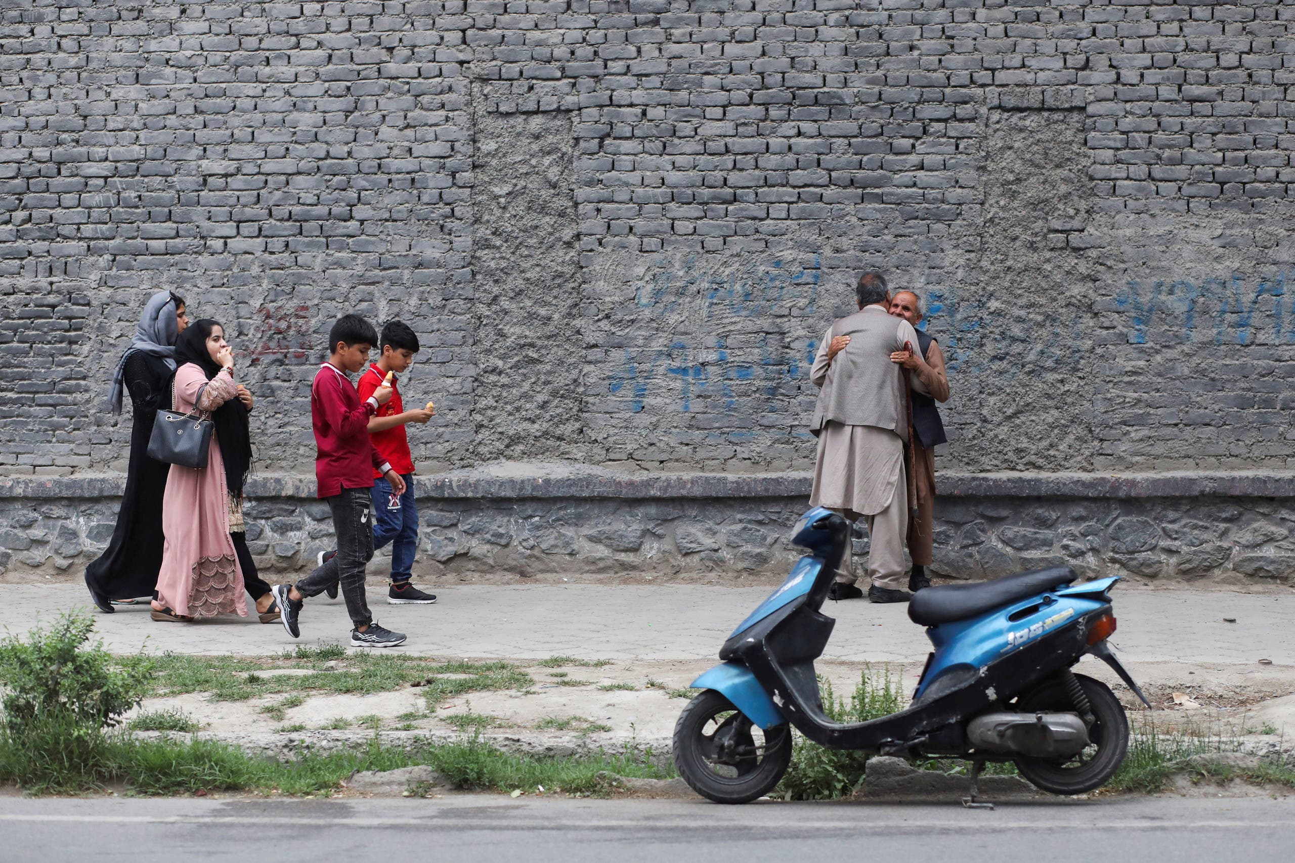 أفغانيات يلجان للكمامة لتغطية وجوهنن بدل البرقع في شوارع كابل