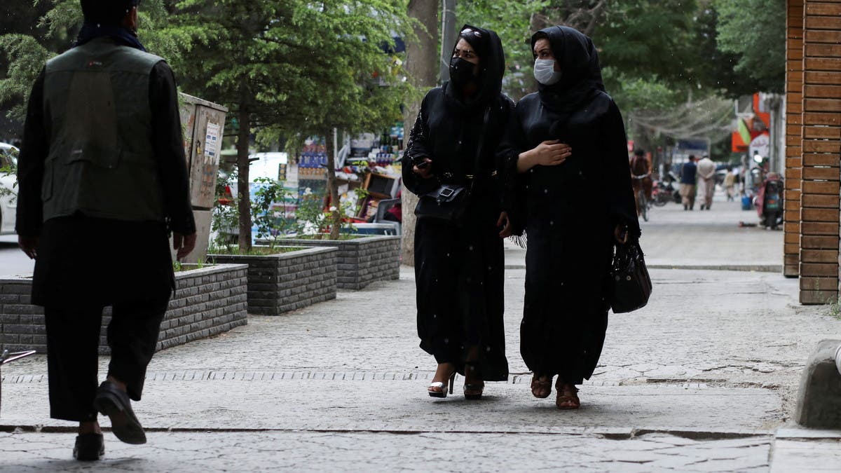 النساء في أفغانستان يقاومن أوامر طالبان بلبس البرقع