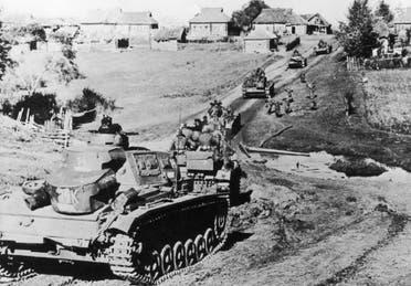 دبابات ألمانية أثناء تقدمها بالأراضي السوفيتية ضمن عملية بربروسا