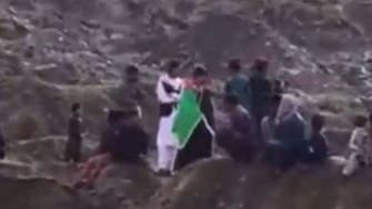 افغانستان کا جھنڈا لہراتے لڑکے پر طالبان اہلکاروں کا تشدد: ویڈیو