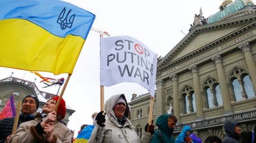People hold banners and Ukrainian flag as they take part in a demonstration for peace, amid Russia's invasion of Ukraine, in Bern, Switzerland April 2, 2022. File photo: Reuters)