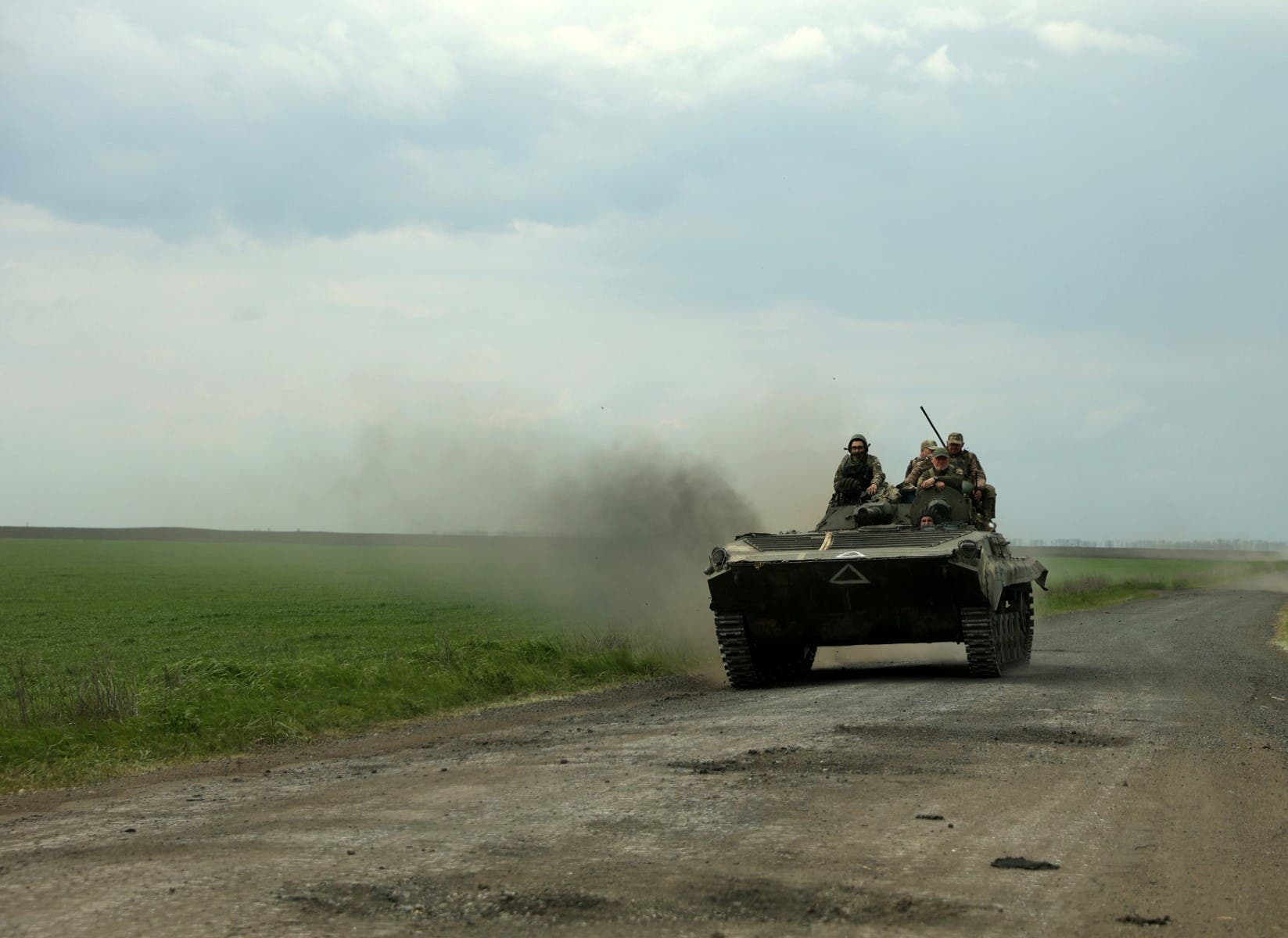 دبابة أوكرانية بالقرب من خاركيف (أ ف ب)