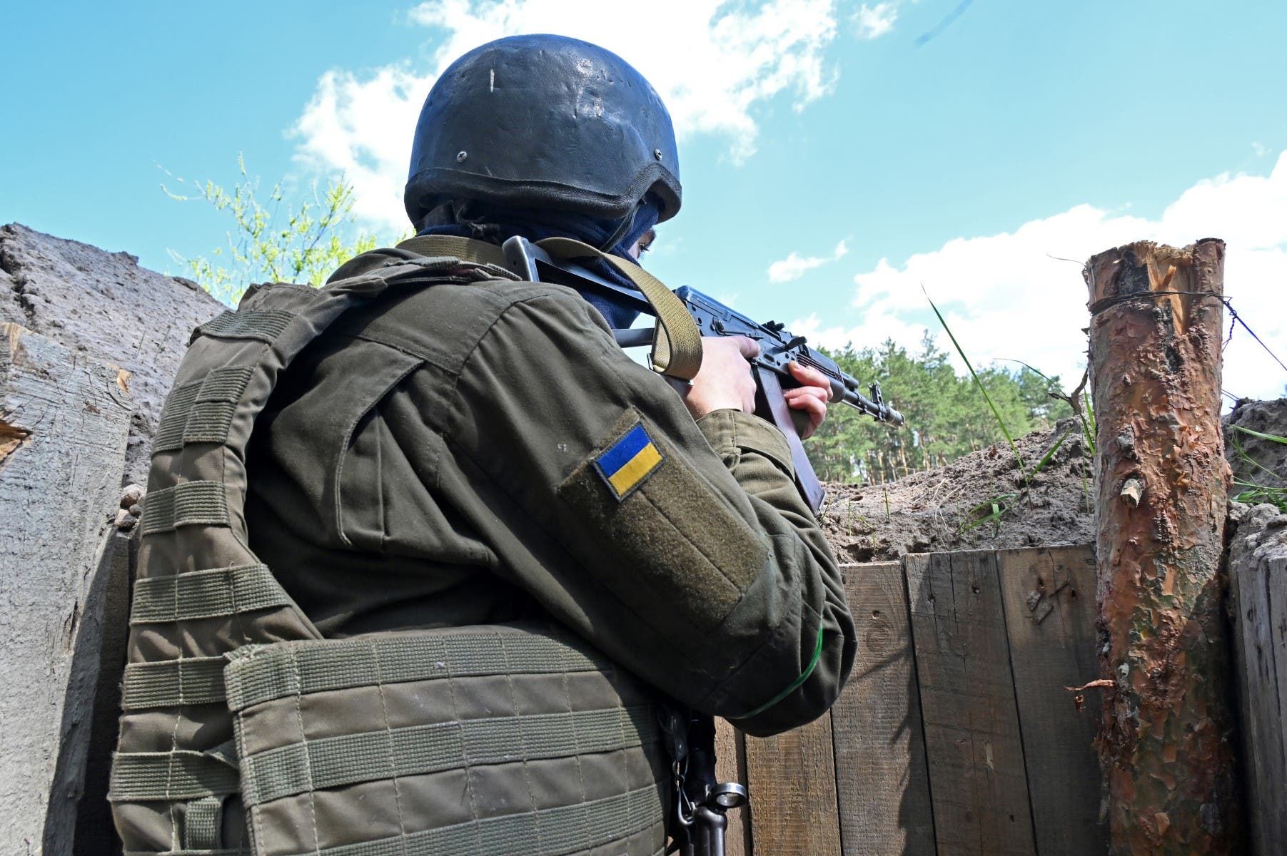 جندي أوكراني بالقرب من خاركيف (أ ف ب)