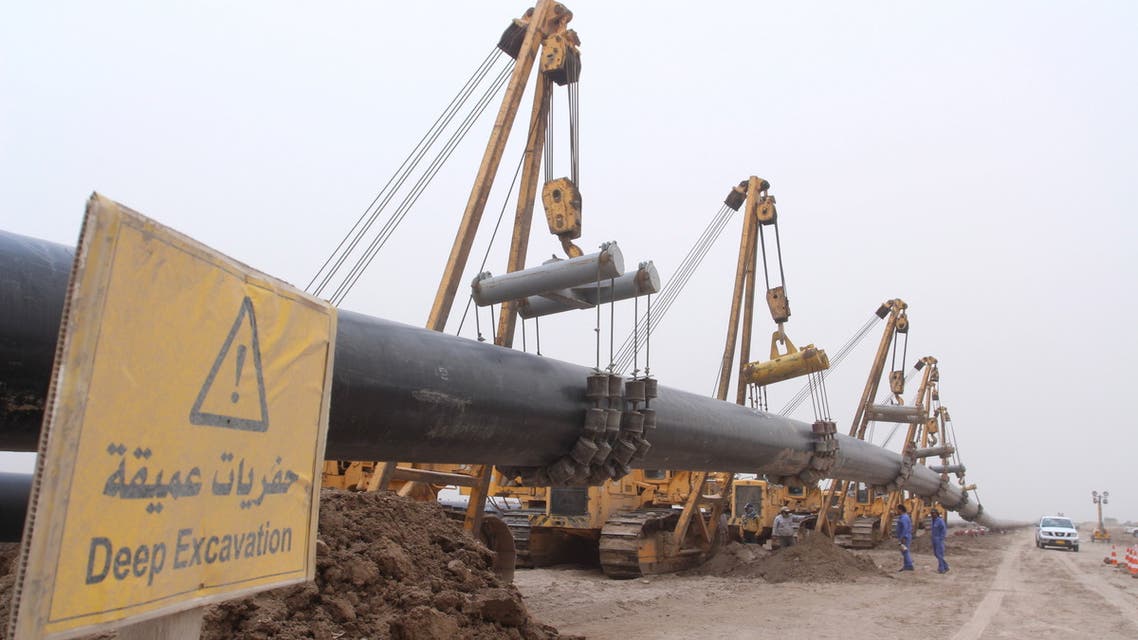 Workers set up a natural gas pipeline at Iraq's border with Iran in Basra, southeast of Baghdad, April 12, 2016. (File photo: Reuters)