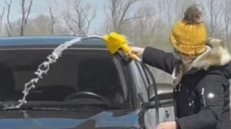 غسلت سيارتها بالوقود وشربته أيضاً.. فيديو غريب يشعل جدلاً