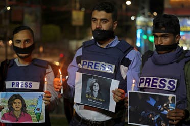 وقفة صمت لصحافيين بعد وفاة أبو عاقلة (أ ف ب)
