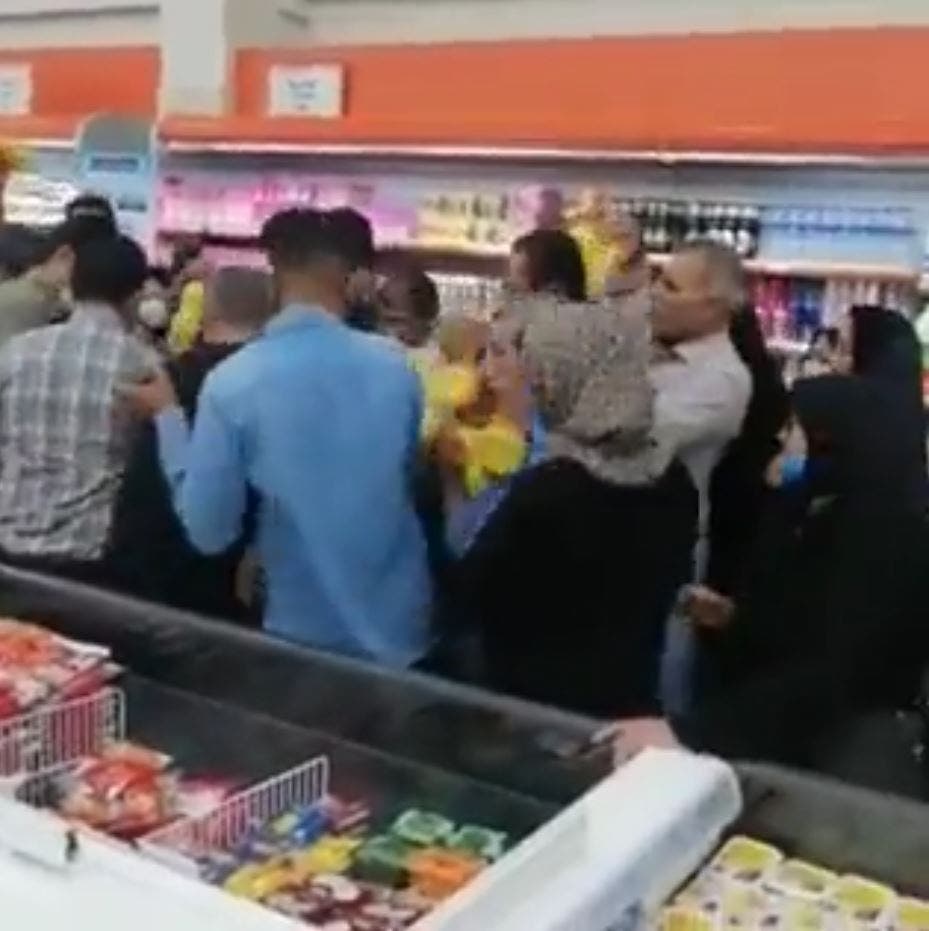 مشاهد من تهافت بعض الإيرانيين على المحال التجارية(الصورة مأخوذة من فيديوهات متداولة )