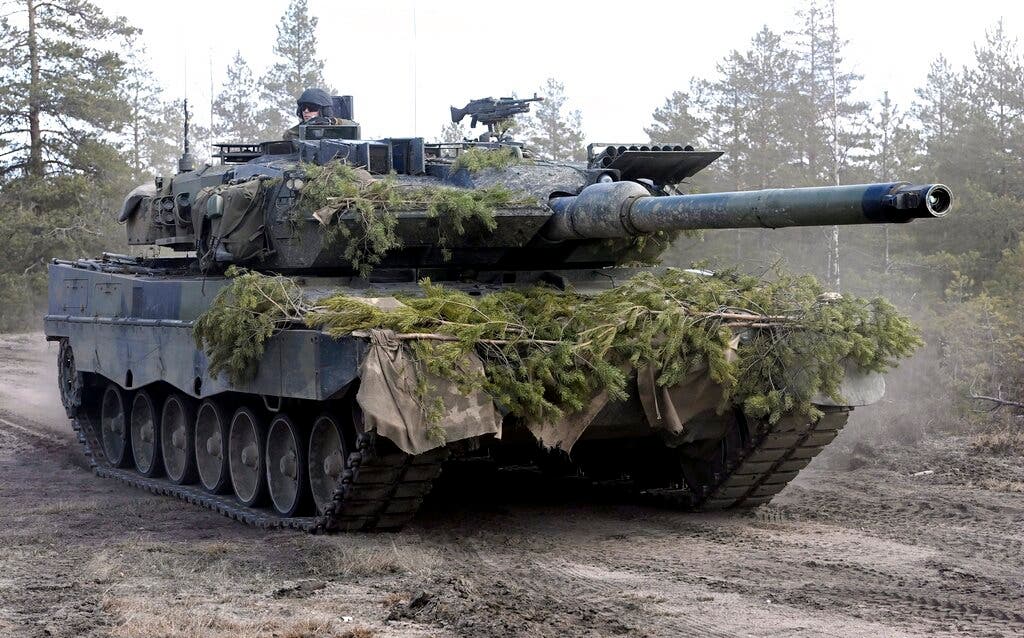 دبابة فنلندية خلال تمرين عسكري (أ ب)