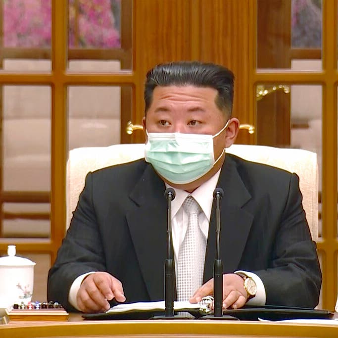 شاهد زعيم كوريا لأول مرة بالكمامة.. وكورونا يخطف أول نفس