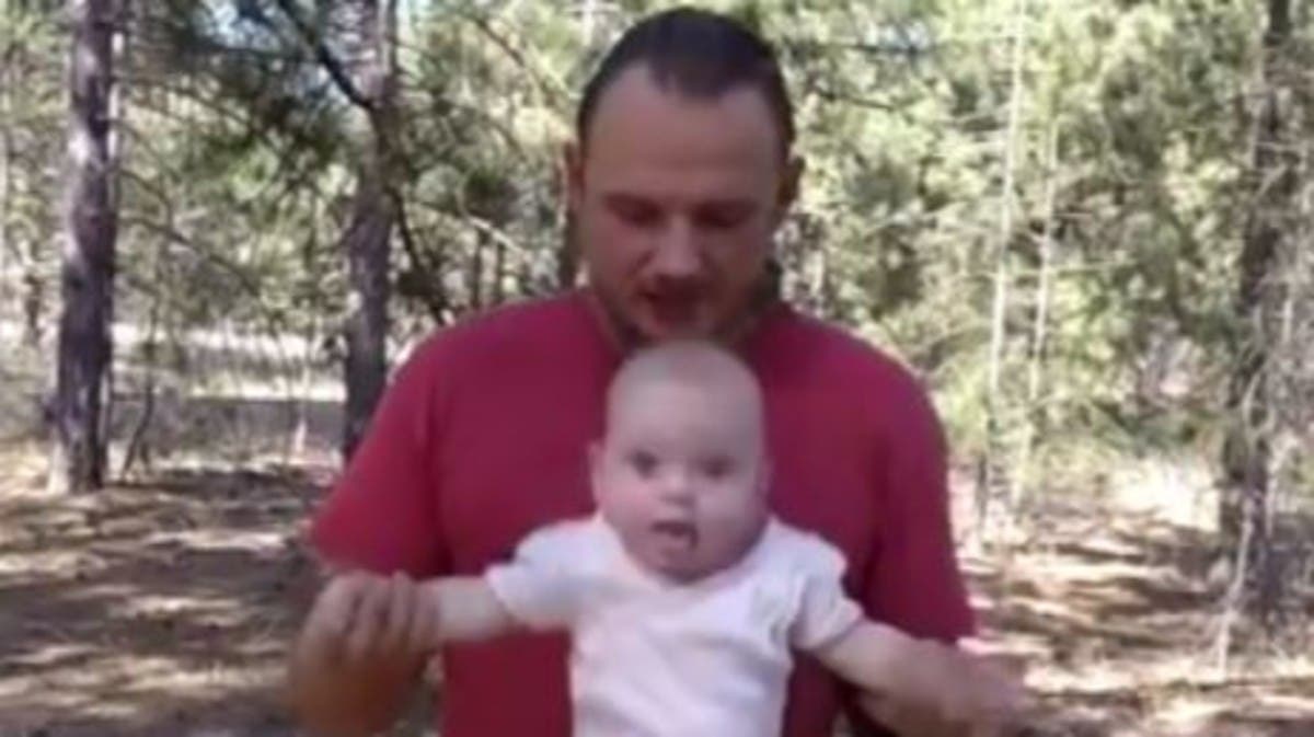 صاحب فيديو مرعب لوّح فيه بطفلته.. هذا ما يفعله في أوكرانيا