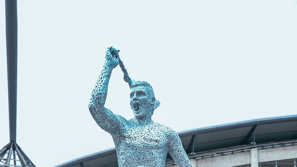 سيتي يعرض تمثال أغويرو في ذكرى هدفه التاريخي