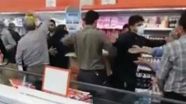مشاهد من تهافت بعض الإيرانيين على المحال التجارية(الصورة مأخوذة من فيديوهات متداولة )