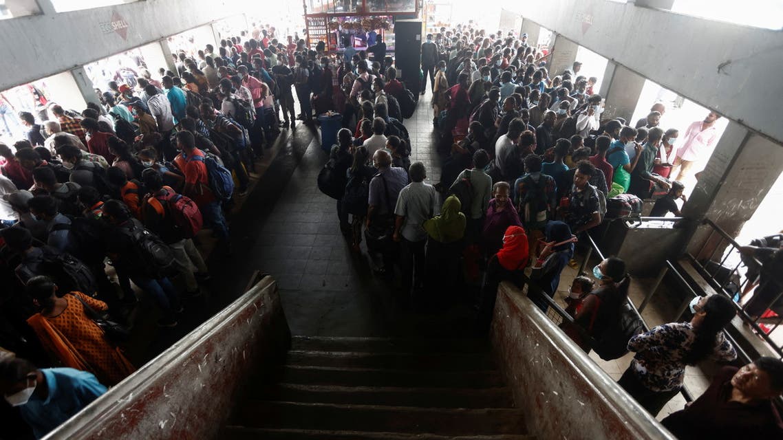 People gather at the main bus stand to catch a bus before curfew starts, after a clash between anti-government demonstrators and Sri Lanka's ruling party supporters, amid the country's economic crisis, in Colombo, Sri Lanka, May 12, 2022. (File photo: Reuters)