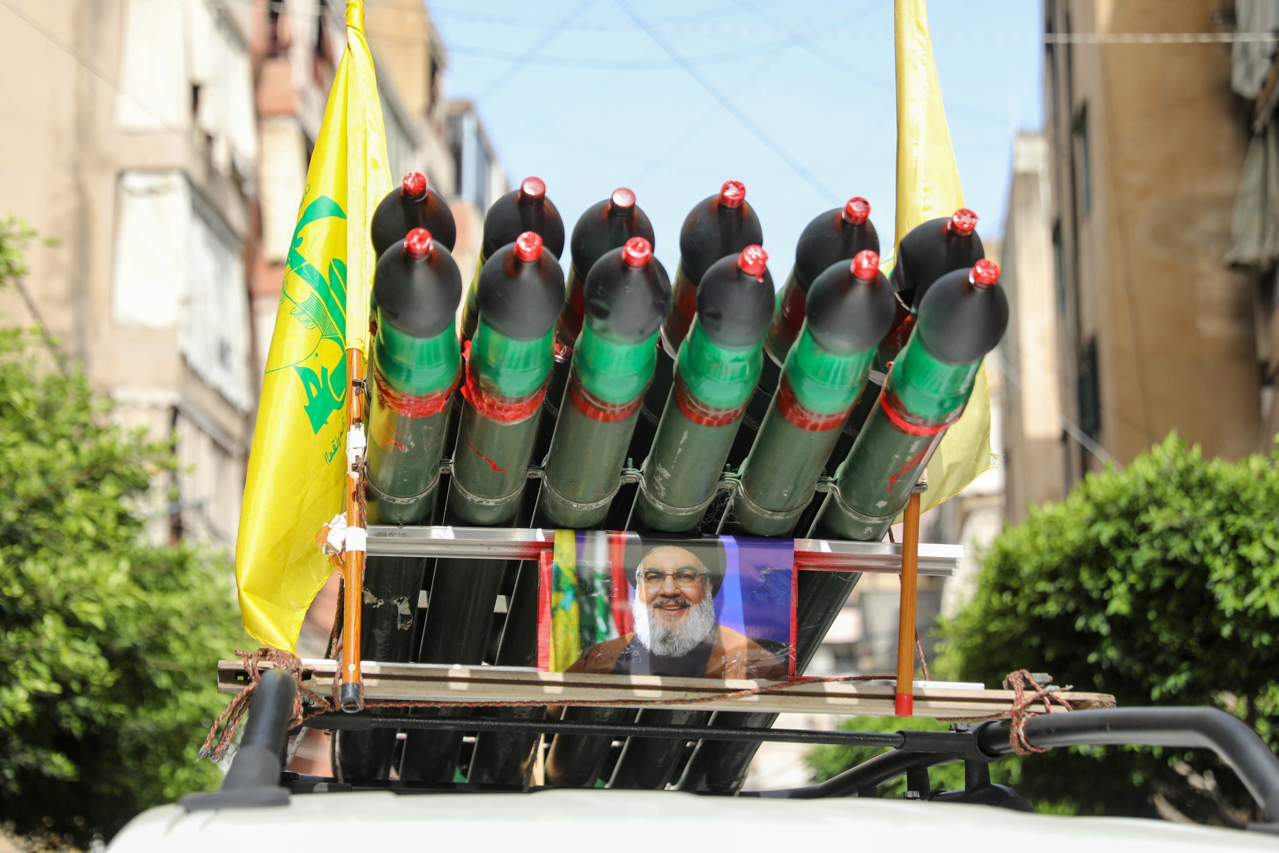 من مؤيدي حزب الله يتجول بمنصة صواريخ وهمية في بيروت