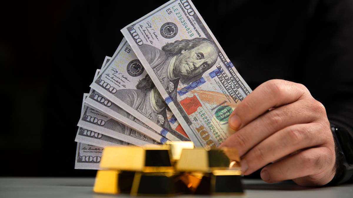انخفاض الدولار ينعش أسعار الذهب وسط مخاوف من ضعف النمو