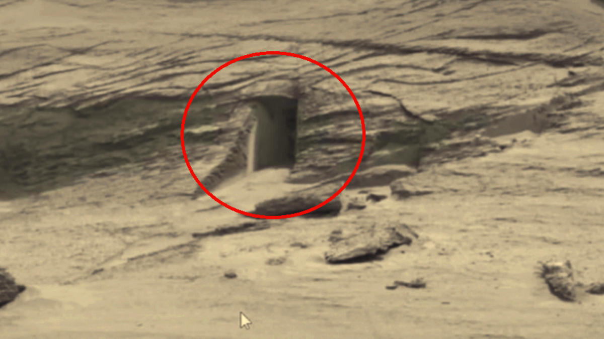 باب في المريخ بثت “ناسا” صورته شبيه بمداخل القبور الفرعونية