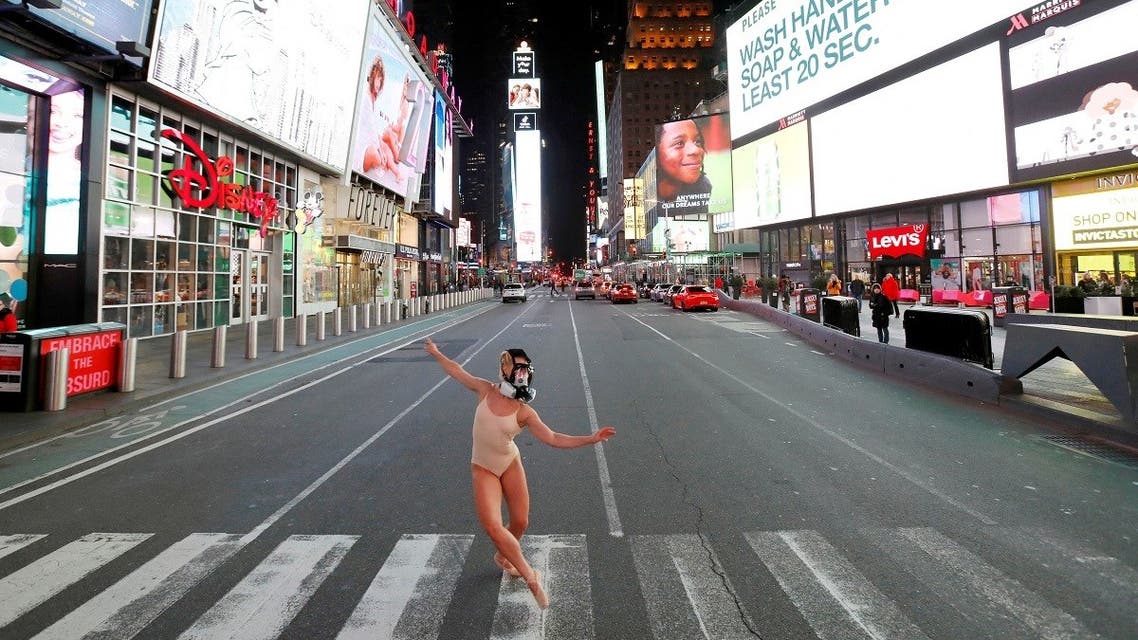 Ballet dancer and performer Ashlee Montague of New York wears a gas mask while she dances in Times Square. (File Photo: Reuters)