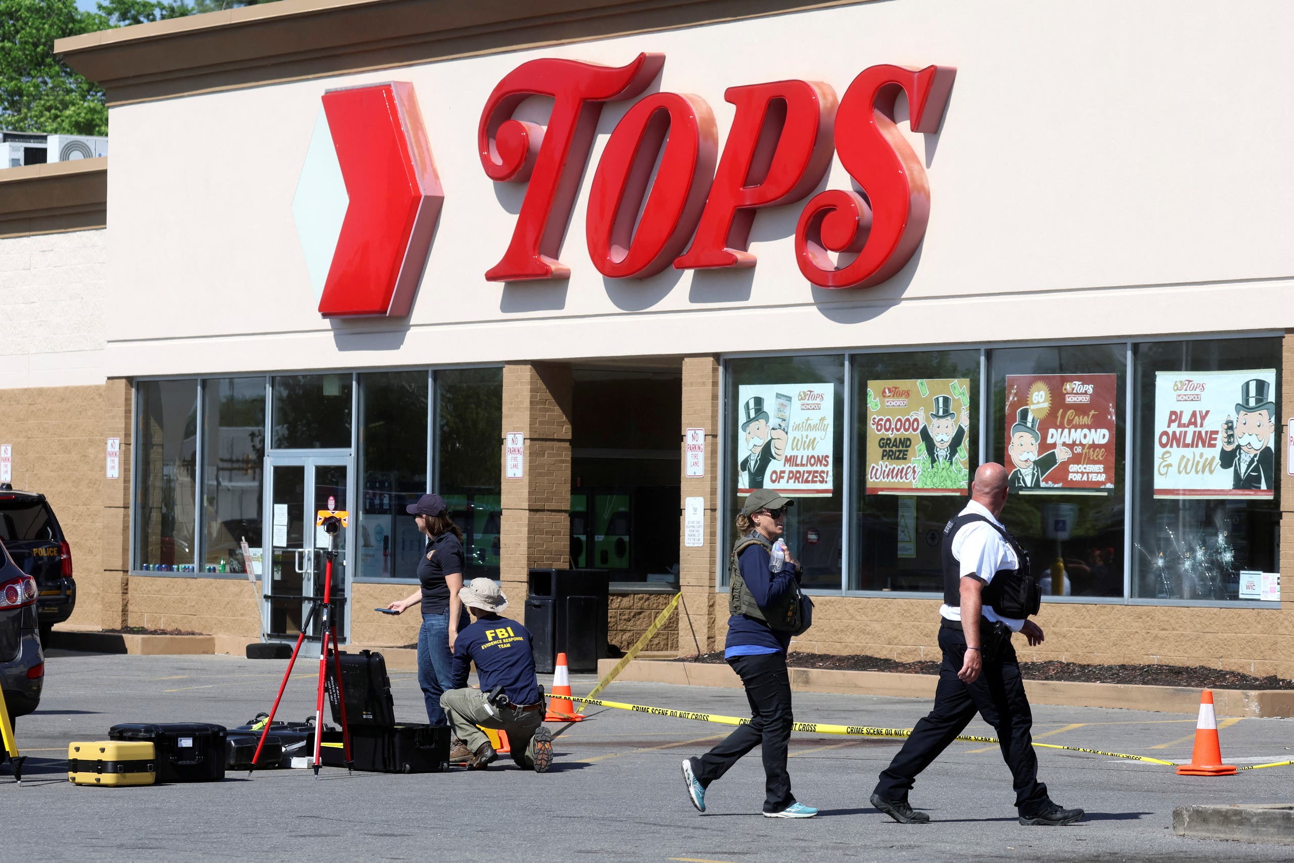 Members of the FBI and Buffalo Police Department collect evidence at the scene of a shooting at a TOPS supermarket in Buffalo, New York, US May 15, 2022. (Reuters)