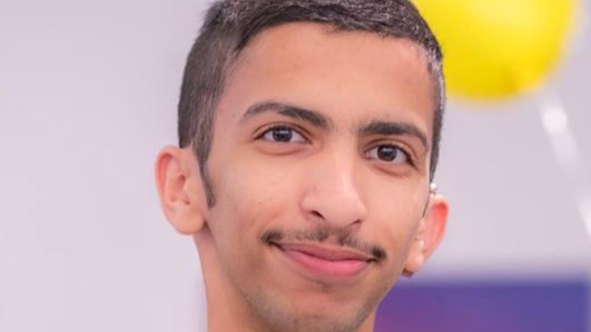 شاب سعودي يطوع لغة الإشارة لخدمة الصم عبر يوتيوب