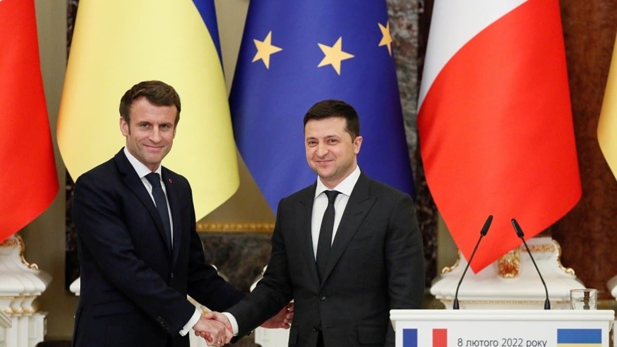 ماكرون لزيلينسكي: سنزيد شحنات الأسلحة الفرنسية لأوكرانيا