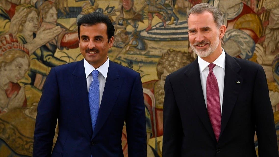 Spain’s King Felipe VI (R) and Emir of Qatar Tamim bin Hamad Al Thani pose for pictures during an official reception ceremony in Madrid, on May 17, 2022. (AFP)