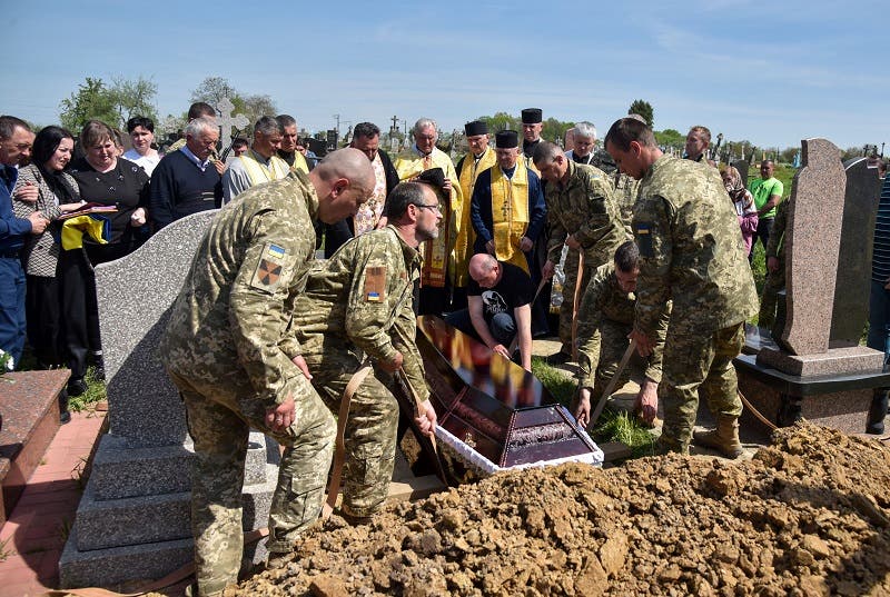 دفن جندي أوكراني في لفيف - رويترز