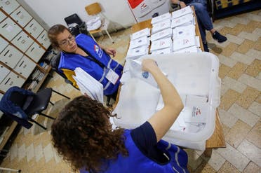 فرز الأصوات بمركز اقتراع في مدينة البترون الساحلية الشمالية يوم 15 مايو (فرانس برس)