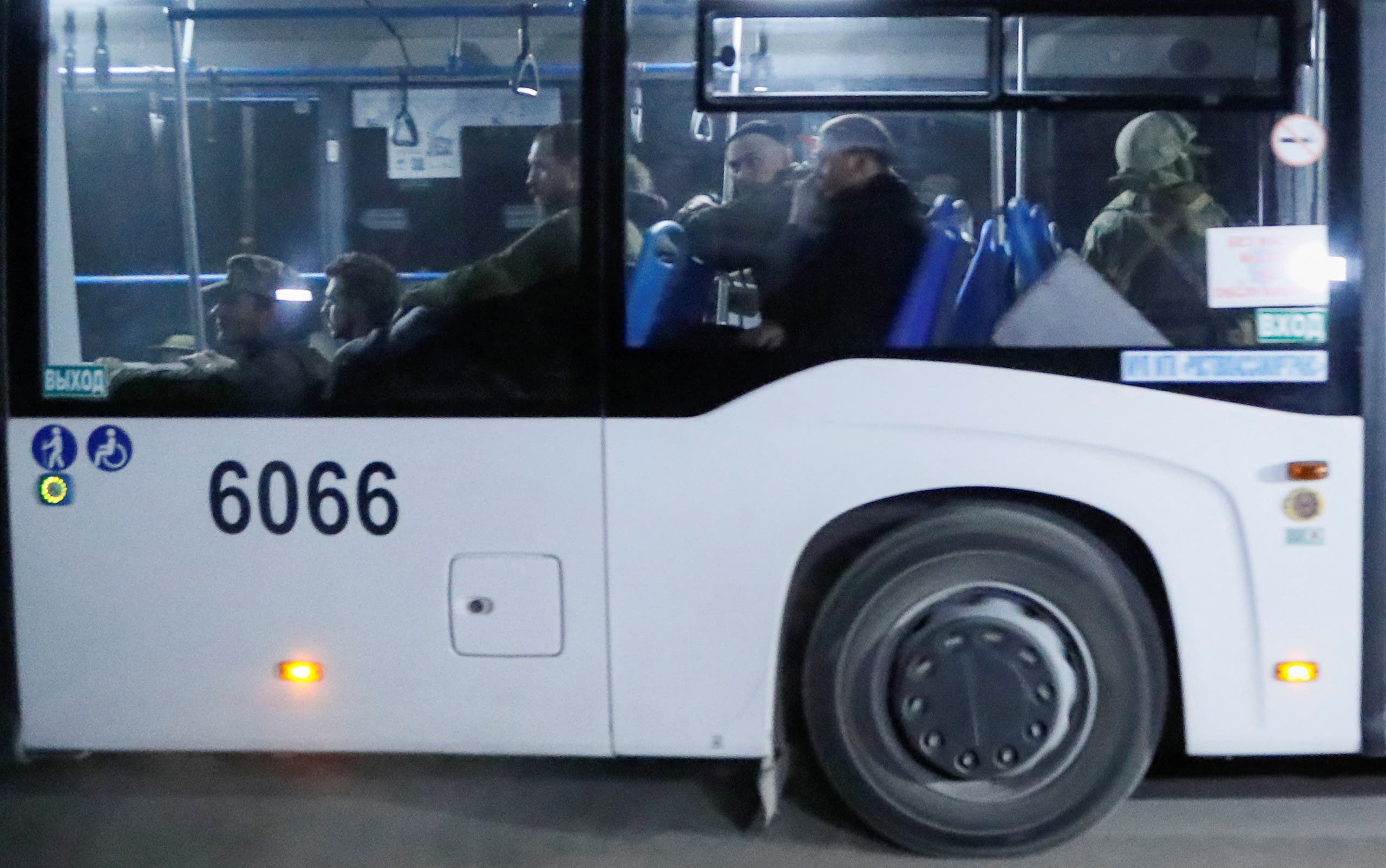 نقل مقاتلين أوكران من مصنع أزوفستال - رويترز