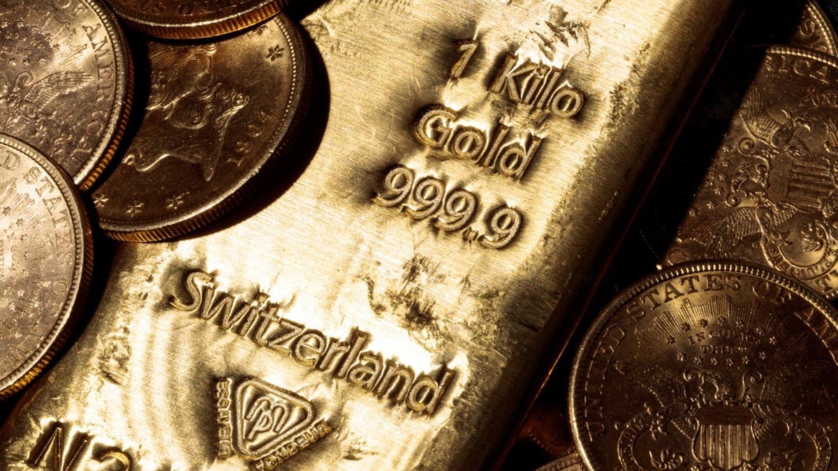 الذهب يلامس أدنى مستوياته في أسبوعين مع ارتفاع الدولار وعائدات السندات