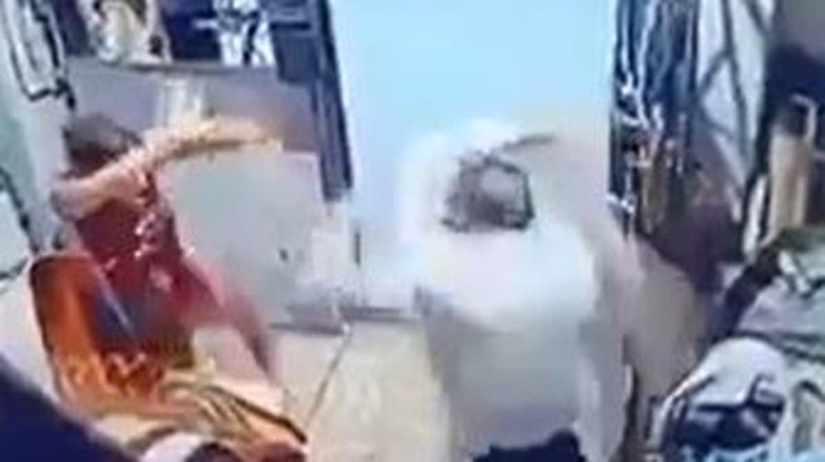 فيديو يلهب التواصل.. مصري يضرب زوجته بوحشية