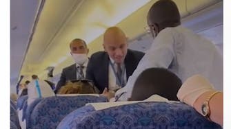 "مش حقوم لو جه أبوك".. فيديو لمشادة على متن طائرة مصرية