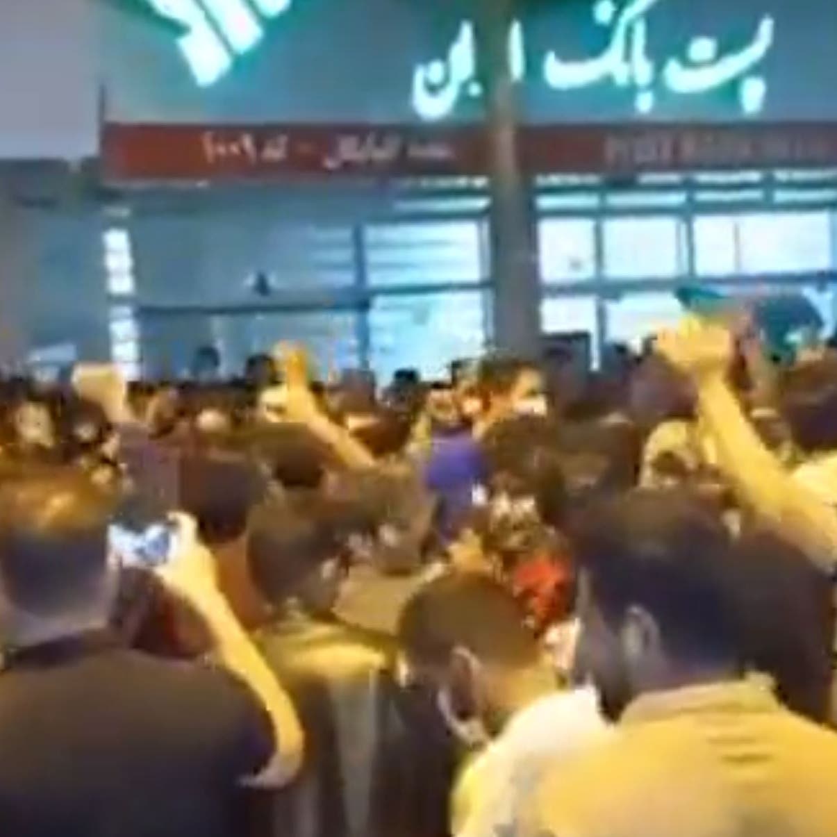"اخجل وارحل يا رئيسي".. احتجاجات الغضب تتجدد وسط إيران