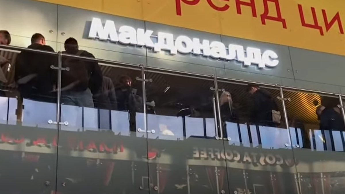 لآخر برغر طعم آخر.. طوابير لمئات الروس أمام ماكدونالدز!
