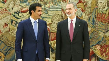 أمير قطر والملك فيليب أثناء زيارته لمدريد (رويترز)